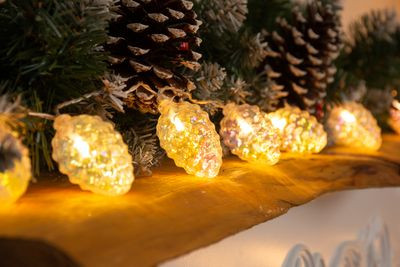 Lánc MagicHome Karácsony Pine, 10 LED meleg fehér, tobozokkal, 2x AA, egyszerű világítás, megvilágít